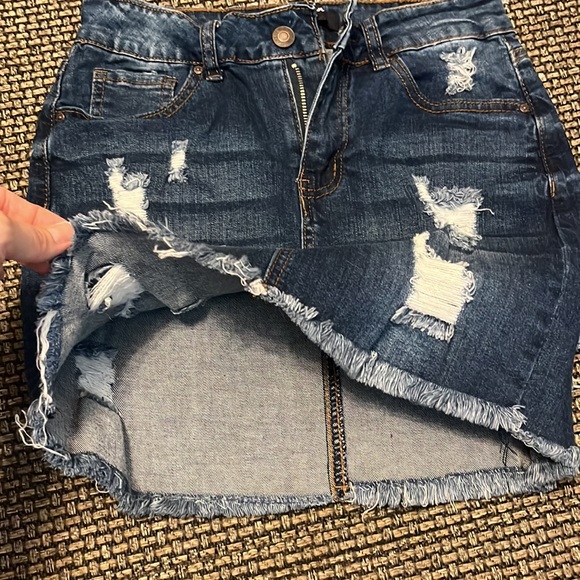 Jean skirt size small never worn - Picture 4 of 4